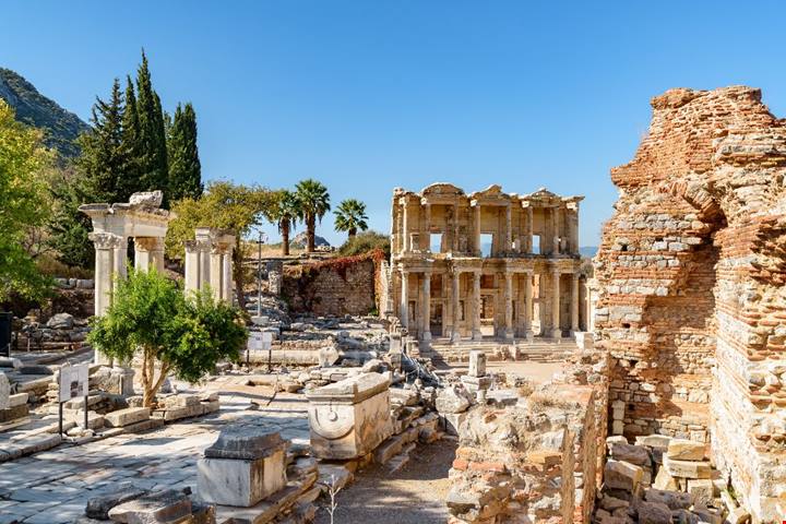 È la più antica biblioteca ancora esistente: da quasi 2000 anni qui la cultura è un vero monumento