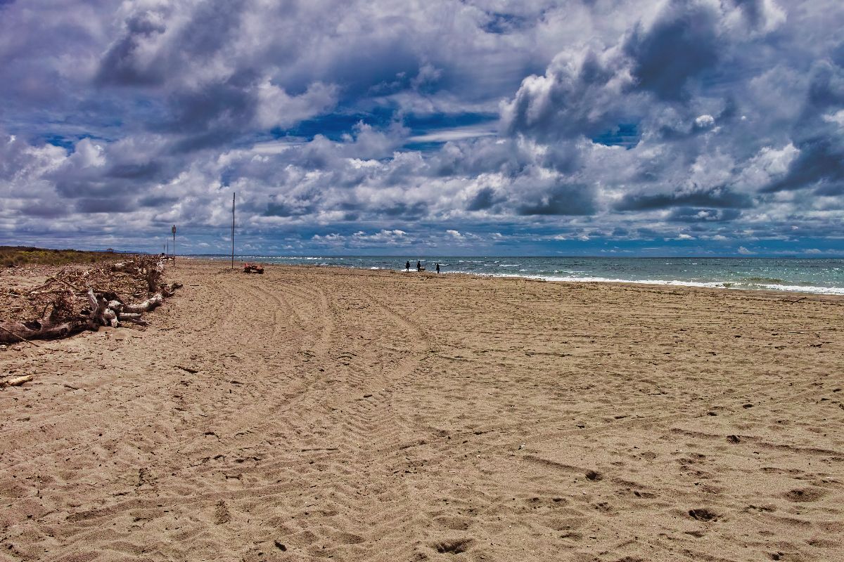 La spiaggia toscana senza hotel sul mare: qui non ci sono cartoline social, ma il vero mare di una volta