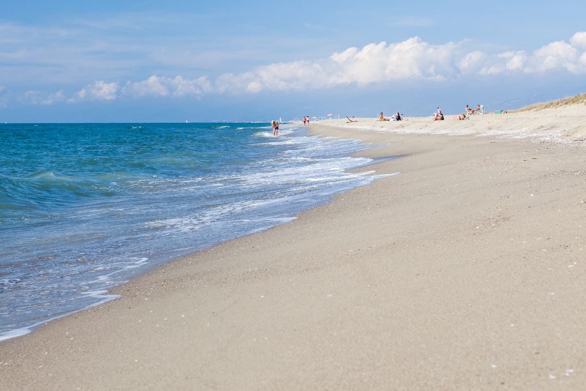 La spiaggia toscana senza hotel sul mare: qui non ci sono cartoline social, ma il vero mare di una volta