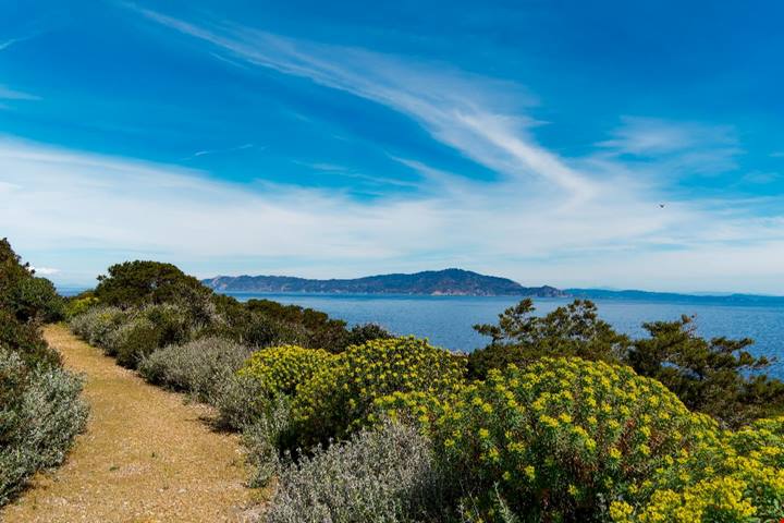 Su quest'isola c'è il punto più a sud di tutta la regione, eppure solo in pochissimi la scelgono per le loro vacanze
