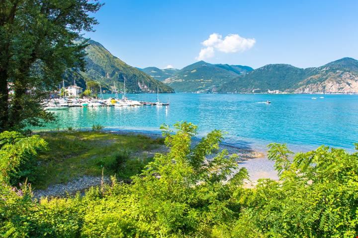 Il borgo affacciato sul lago che ti farà scoprire una Lombardia dai ritmi lenti e rilassanti