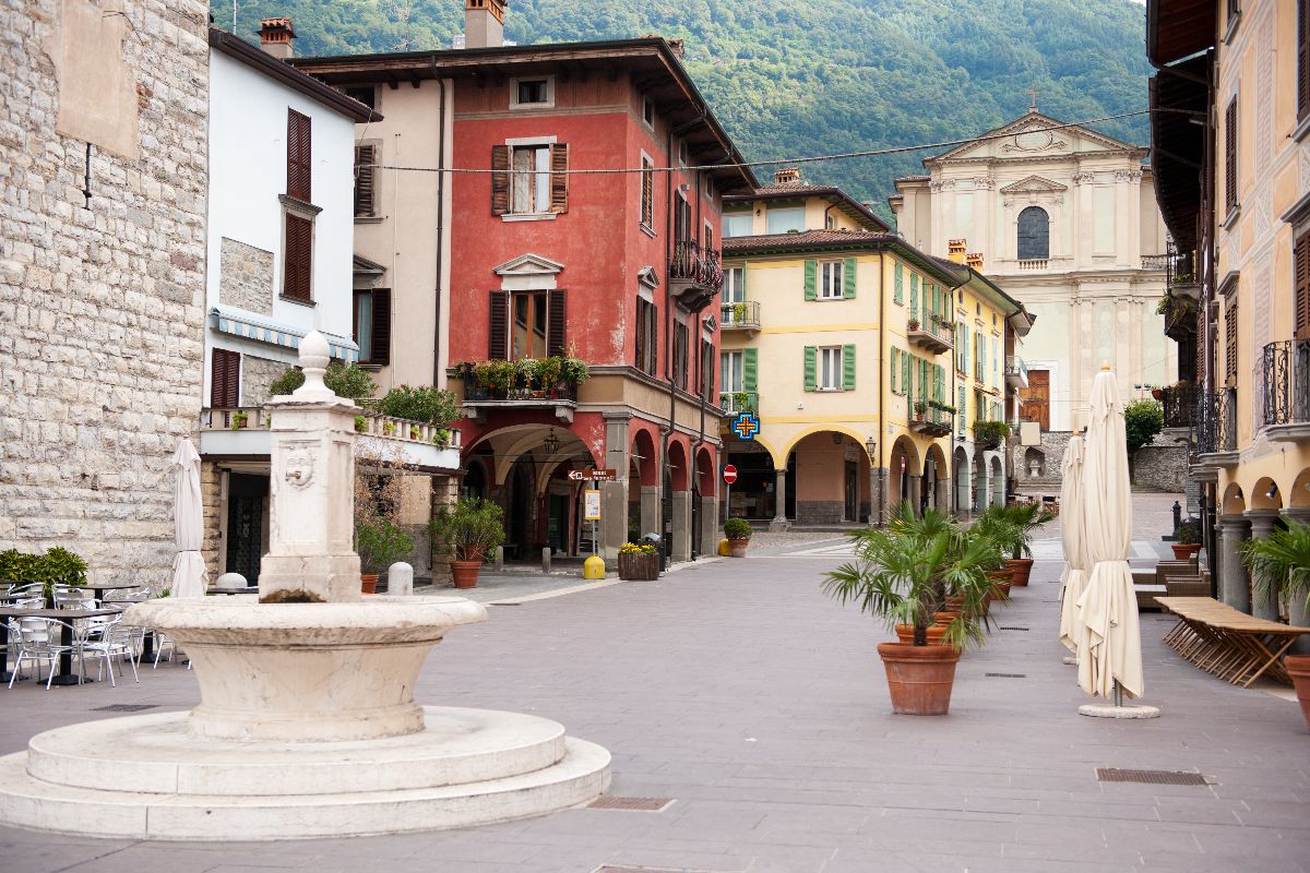 Il borgo affacciato sul lago che ti farà scoprire una Lombardia dai ritmi lenti e rilassanti