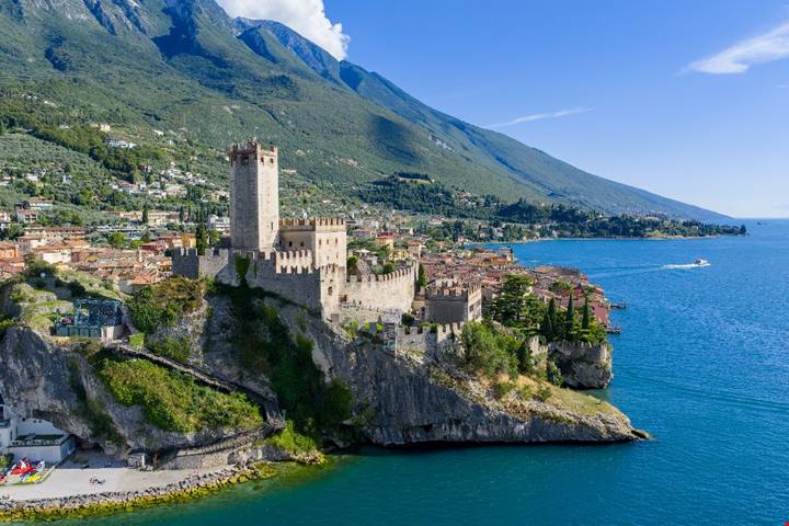 Sulle acque del lago più bello d'Italia si riflette un vero castello di meraviglia: il gioiello del Bel Paese che tutti vogliono visitare