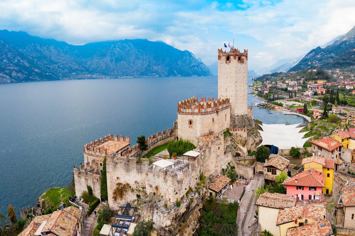 Sulle acque del lago più bello d'Italia si riflette un vero castello di meraviglia: il gioiello del Bel Paese che tutti vogliono visitare