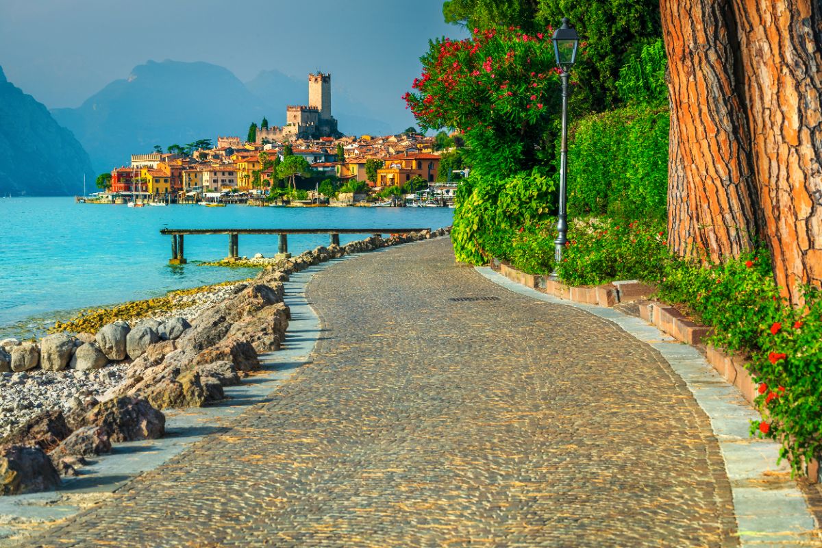 Sulle acque del lago più bello d'Italia si riflette un vero castello di meraviglia: il gioiello del Bel Paese che tutti vogliono visitare