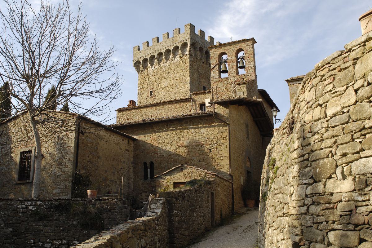 L'antico castello del '200 dove ha vissuto anche Dante Alighieri: è in Toscana uno dei manieri più eleganti d'Italia