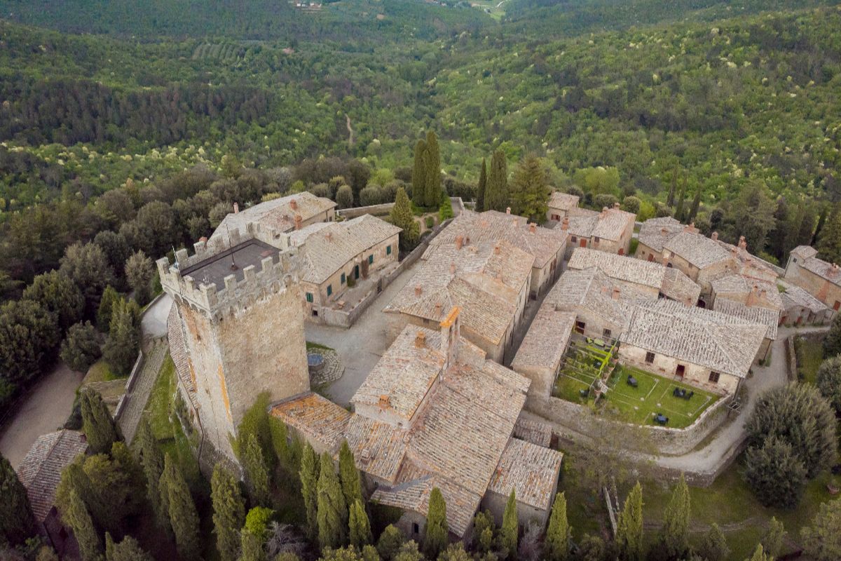 L'antico castello del '200 dove ha vissuto anche Dante Alighieri: è in Toscana uno dei manieri più eleganti d'Italia