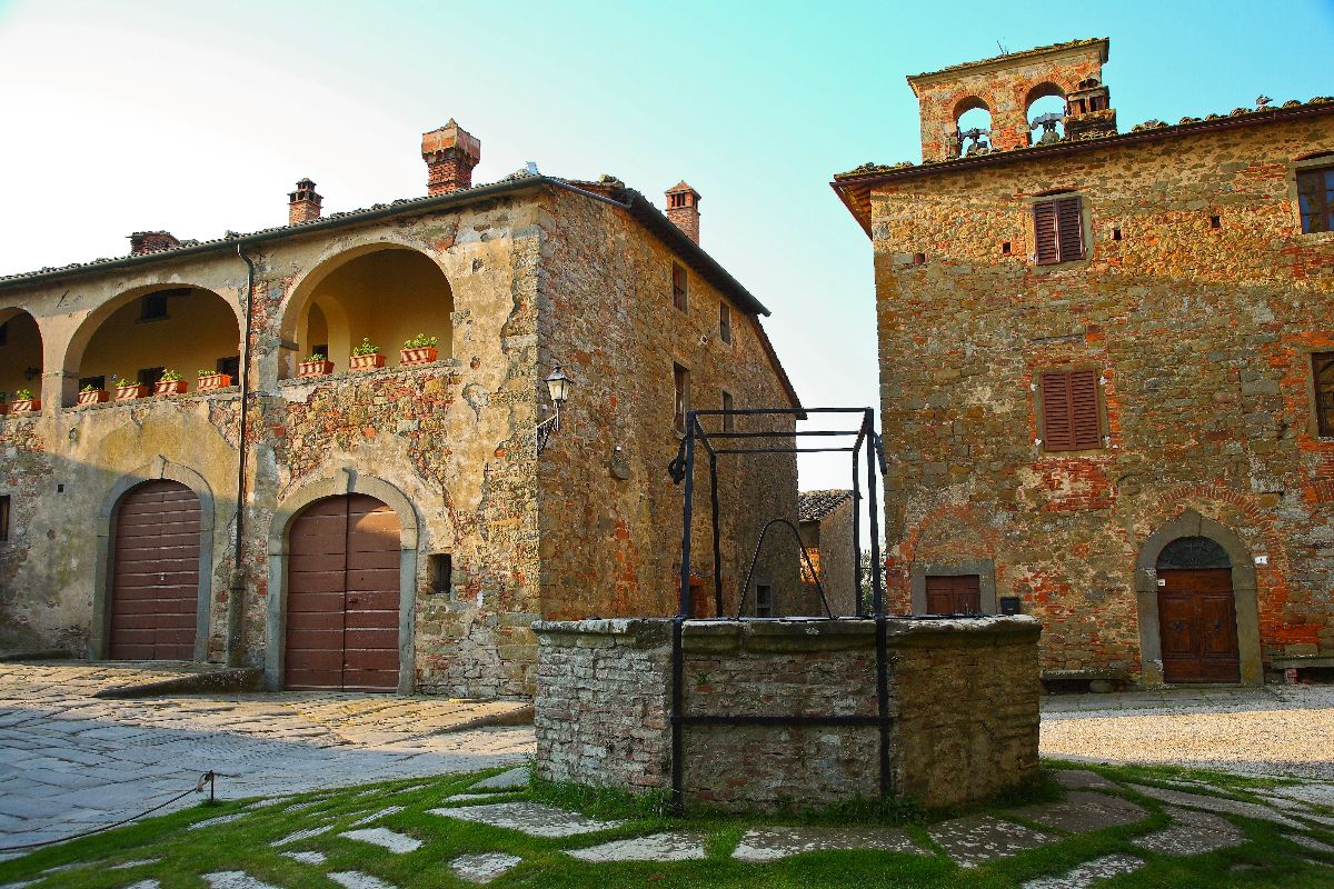 L'antico castello del '200 dove ha vissuto anche Dante Alighieri: è in Toscana uno dei manieri più eleganti d'Italia