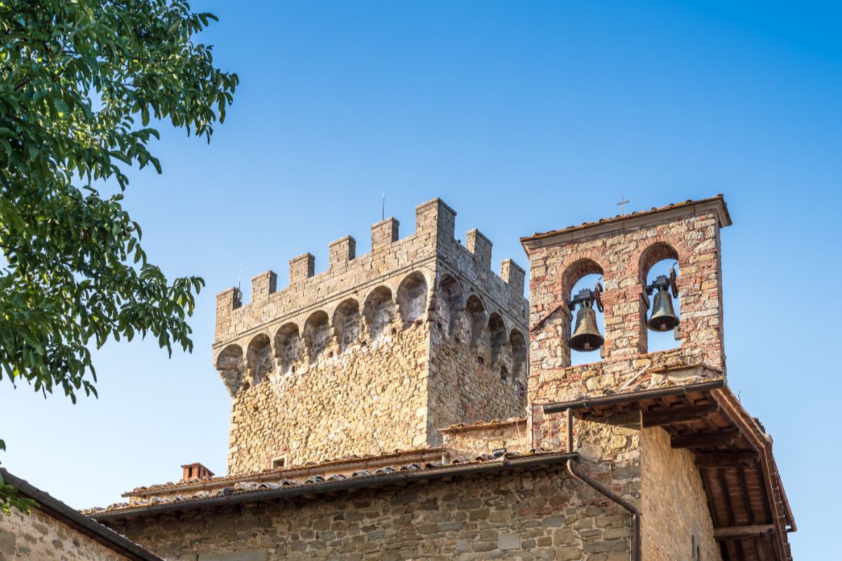 L'antico castello del '200 dove ha vissuto anche Dante Alighieri: è in Toscana uno dei manieri più eleganti d'Italia