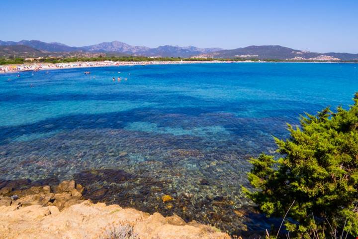 È lei la Sardegna dove andare in vacanza senza spendere una fortuna: 5 luoghi economici e bellissimi da vivere in estate