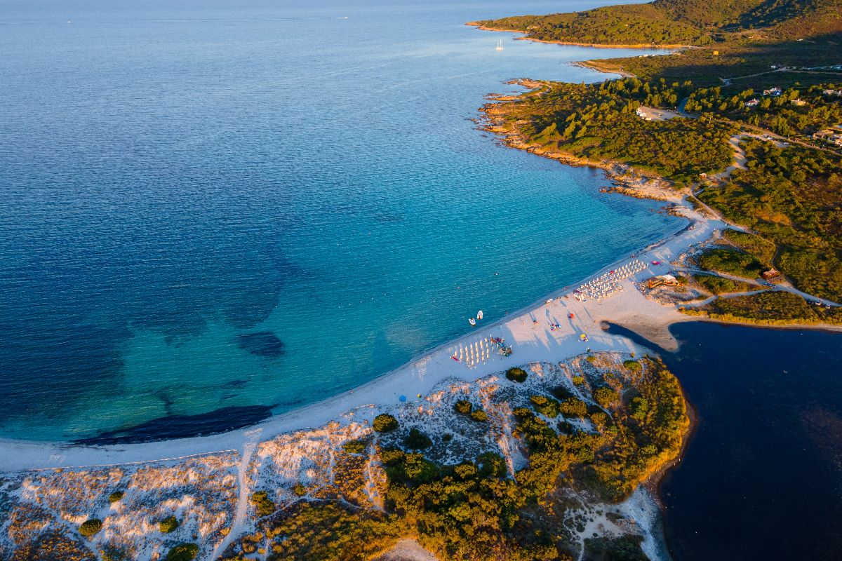 È lei la Sardegna dove andare in vacanza senza spendere una fortuna: 5 luoghi economici e bellissimi da vivere in estate