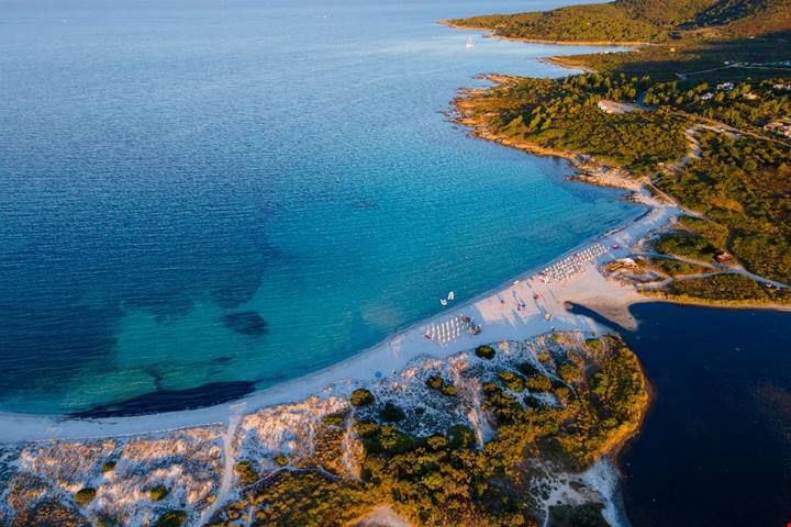 È lei la Sardegna dove andare in vacanza senza spendere una fortuna: 5 luoghi economici e bellissimi da vivere in estate