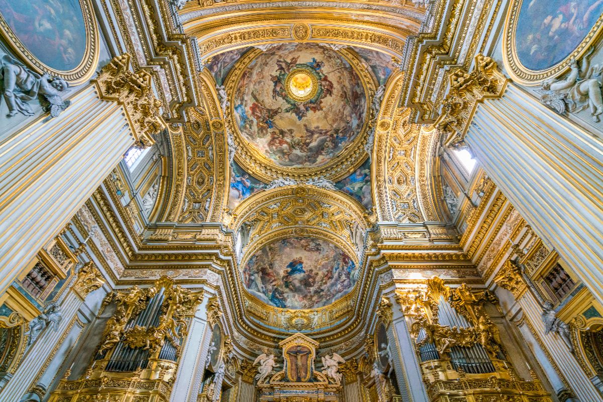 Tutti passano davanti a questa chiesa a Roma, ma quasi nessuno conosce il segreto custodito dietro l'altare