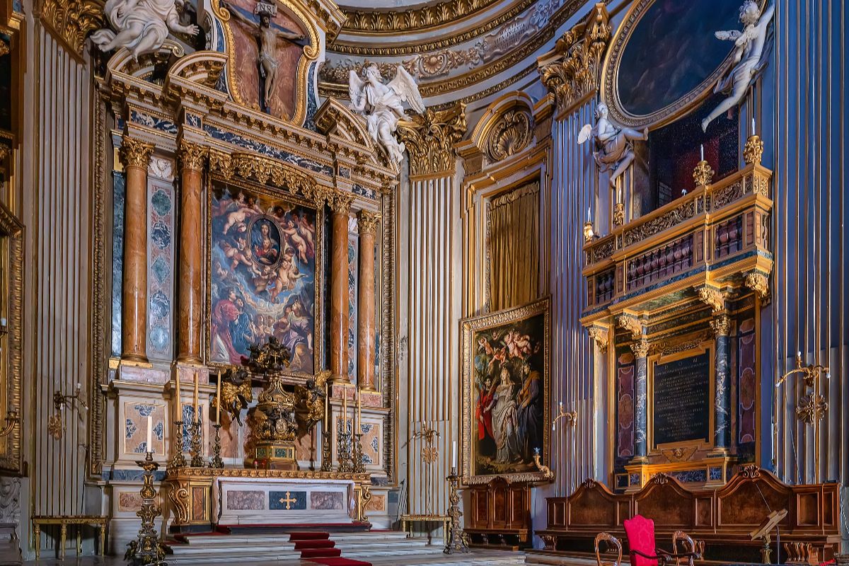 Tutti passano davanti a questa chiesa a Roma, ma quasi nessuno conosce il segreto custodito dietro l'altare