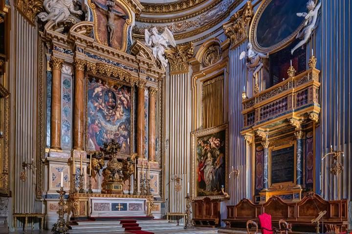 Tutti passano davanti a questa chiesa a Roma, ma quasi nessuno conosce il segreto custodito dietro l'altare