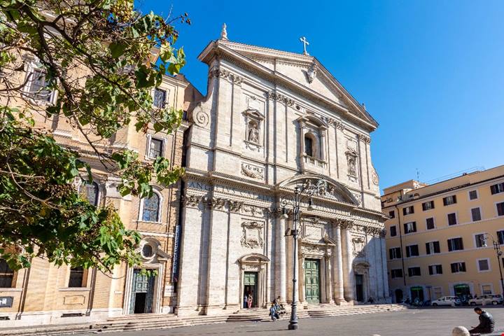 Tutti passano davanti a questa chiesa a Roma, ma quasi nessuno conosce il segreto custodito dietro l'altare