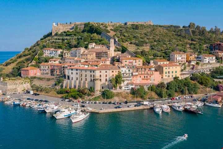 L'antico borgo marinaro della Toscana che deve la sua fama a Caravaggio: qui ogni angolo è un capolavoro d'artista