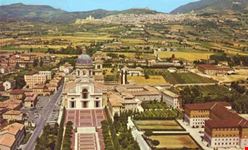 assisi veduta aerea della basilica patriarcale di s maria degli angeli