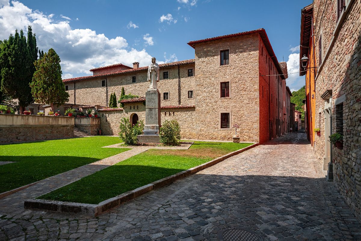 Soli 1000 abitanti, ma l'antico borgo del mercato è una delle mete più amate delle Marche