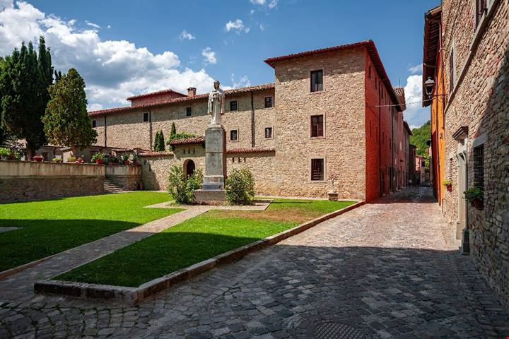 Soli 1000 abitanti, ma l'antico borgo del mercato è una delle mete più amate delle Marche