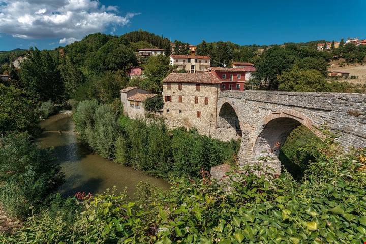 Soli 1000 abitanti, ma l'antico borgo del mercato è una delle mete più amate delle Marche