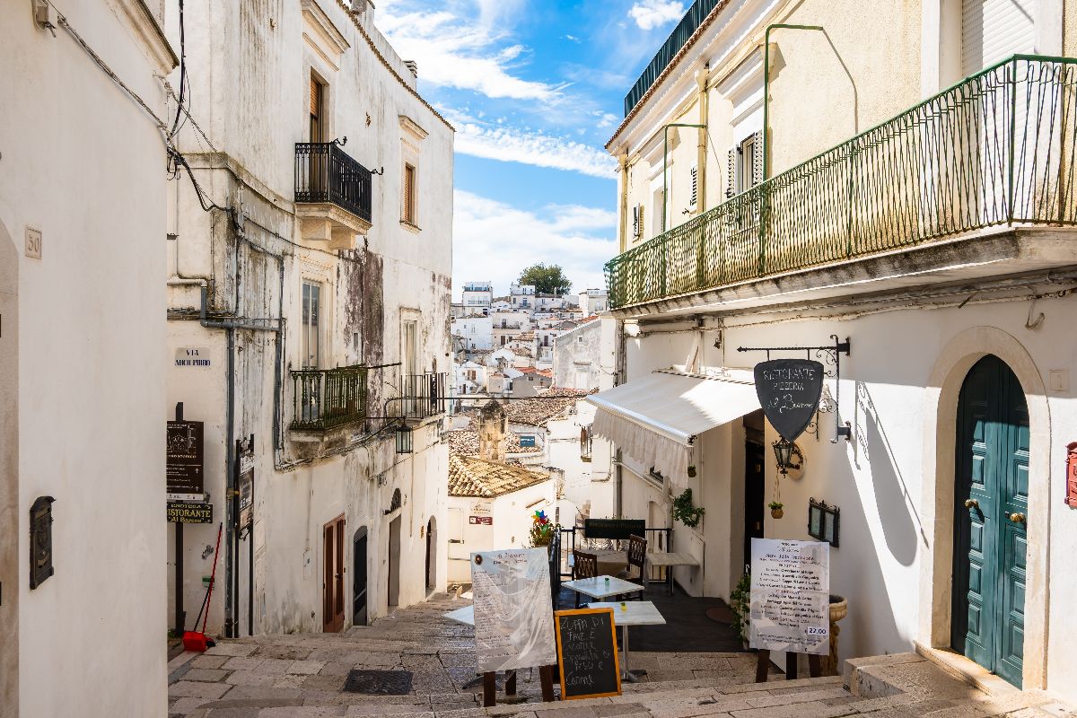 In Puglia esiste una città bianca sospesa tra cielo e mare: la sua grotta sacra attira pellegrini da tutto il mondo