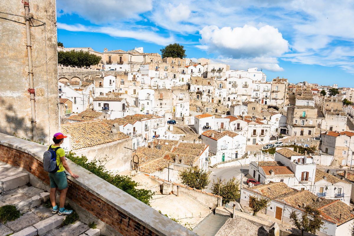 In Puglia esiste una città bianca sospesa tra cielo e mare: la sua grotta sacra attira pellegrini da tutto il mondo