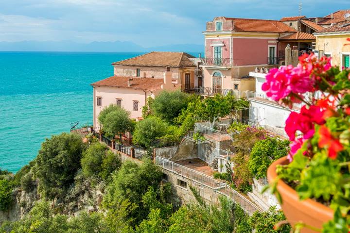 Il borgo del Cilento a picco sul mare che ti farà vivere un'estate straordinaria