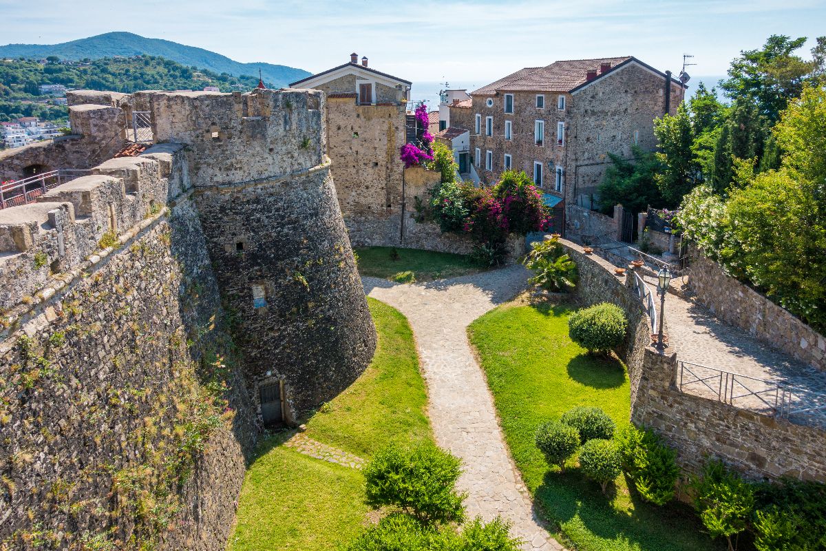 Il borgo del Cilento a picco sul mare che ti farà vivere un'estate straordinaria
