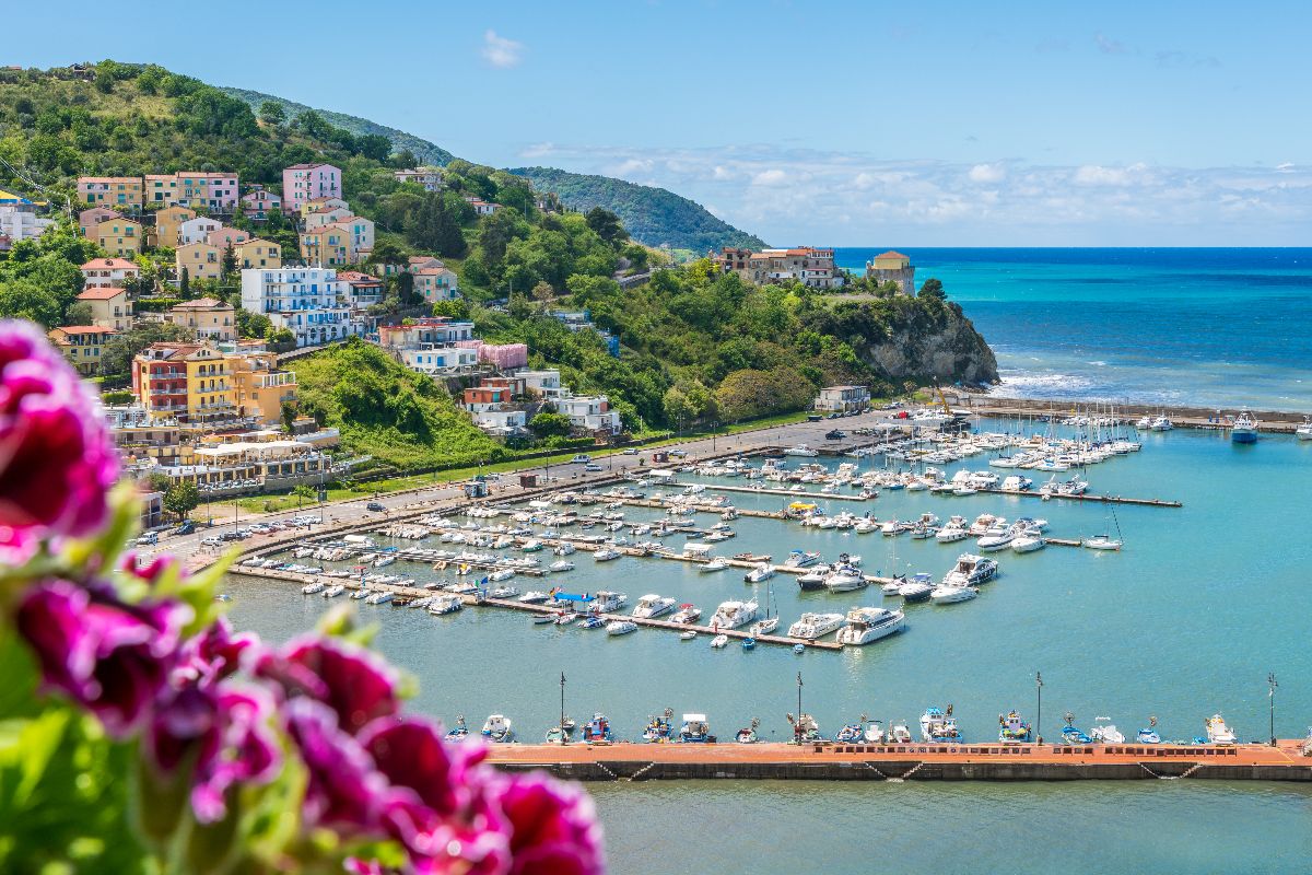 Il borgo del Cilento a picco sul mare che ti farà vivere un'estate straordinaria