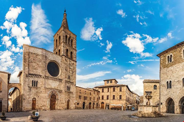 In questo borgo dell'Umbria il Medioevo non è mai finito: ti aspettano botteghe artigiane e un'atmosfera d'altri tempi
