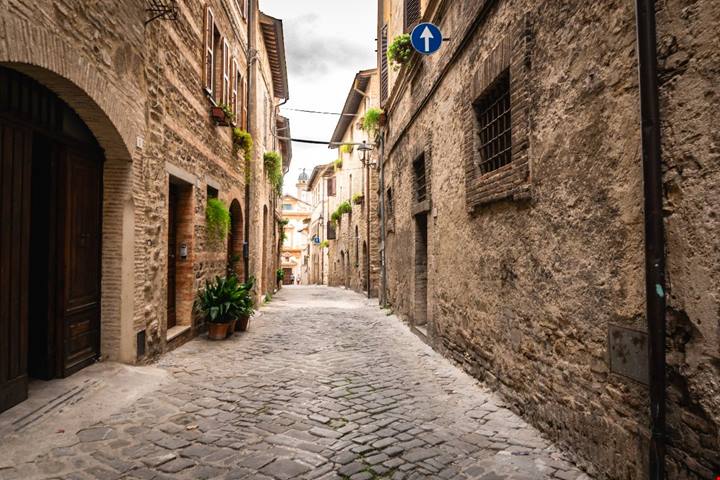In questo borgo dell'Umbria il Medioevo non è mai finito: ti aspettano botteghe artigiane e un'atmosfera d'altri tempi