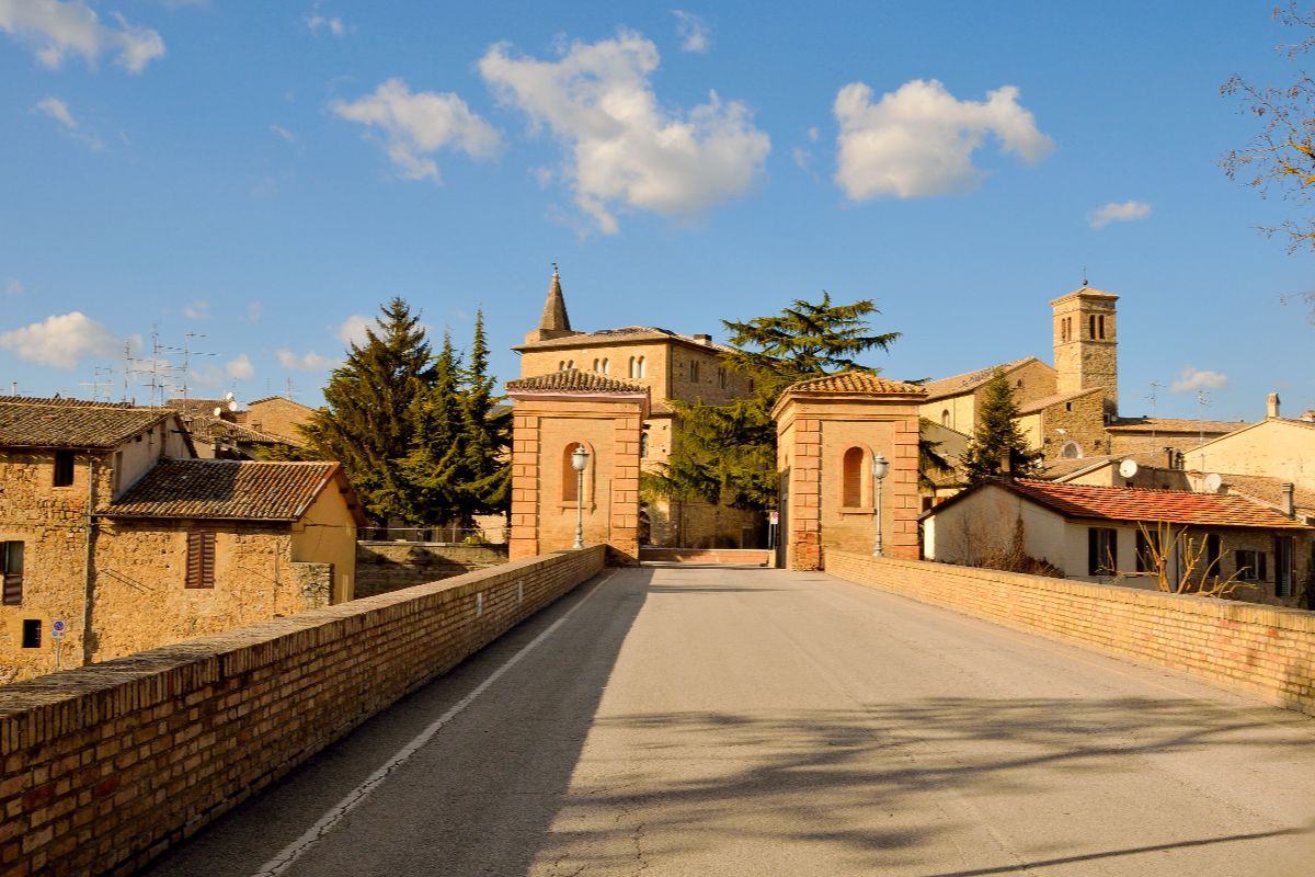 In questo borgo dell'Umbria il Medioevo non è mai finito: ti aspettano botteghe artigiane e un'atmosfera d'altri tempi