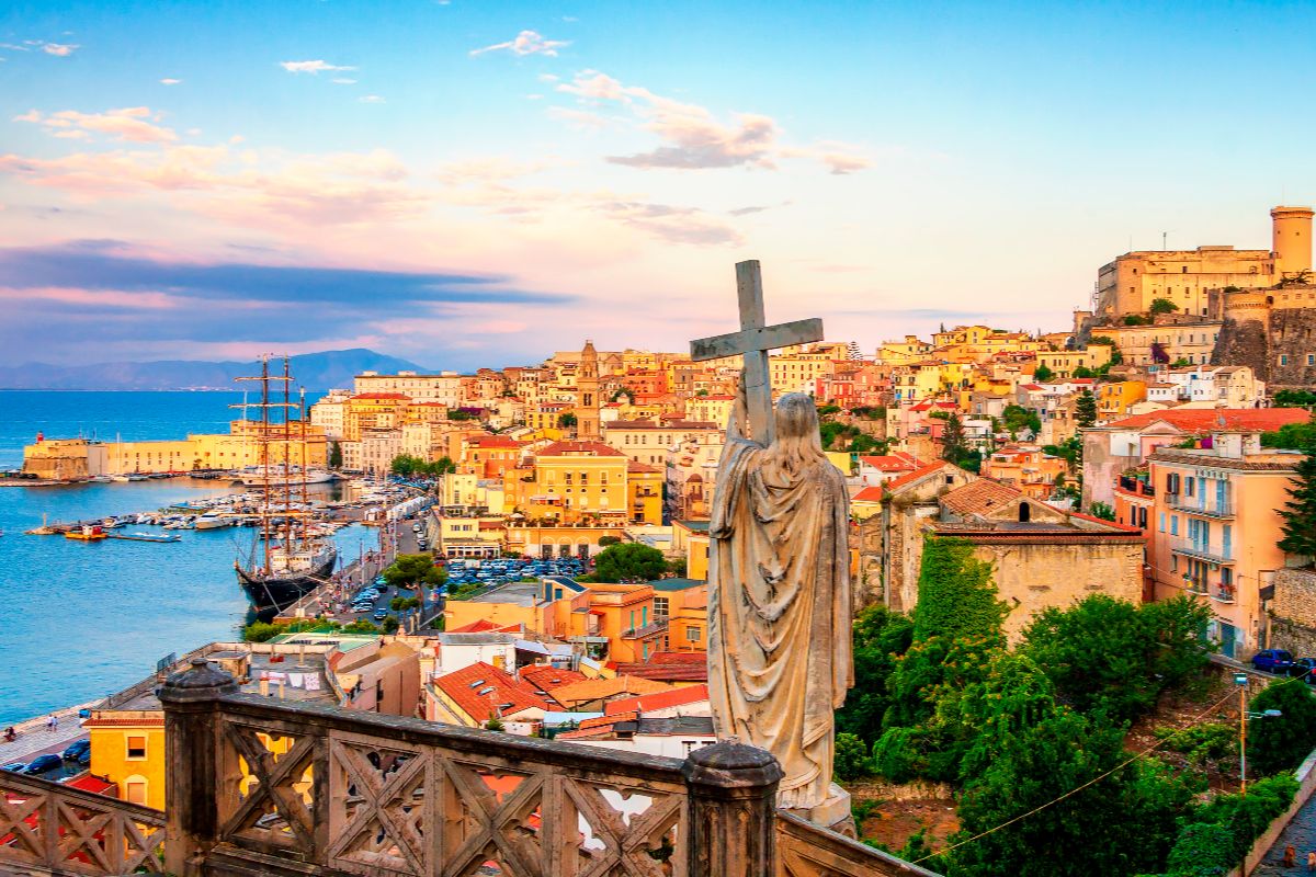 È il borgo con vista mare più bello della regione, ma tutti lo conoscono per le sue fantastiche olive
