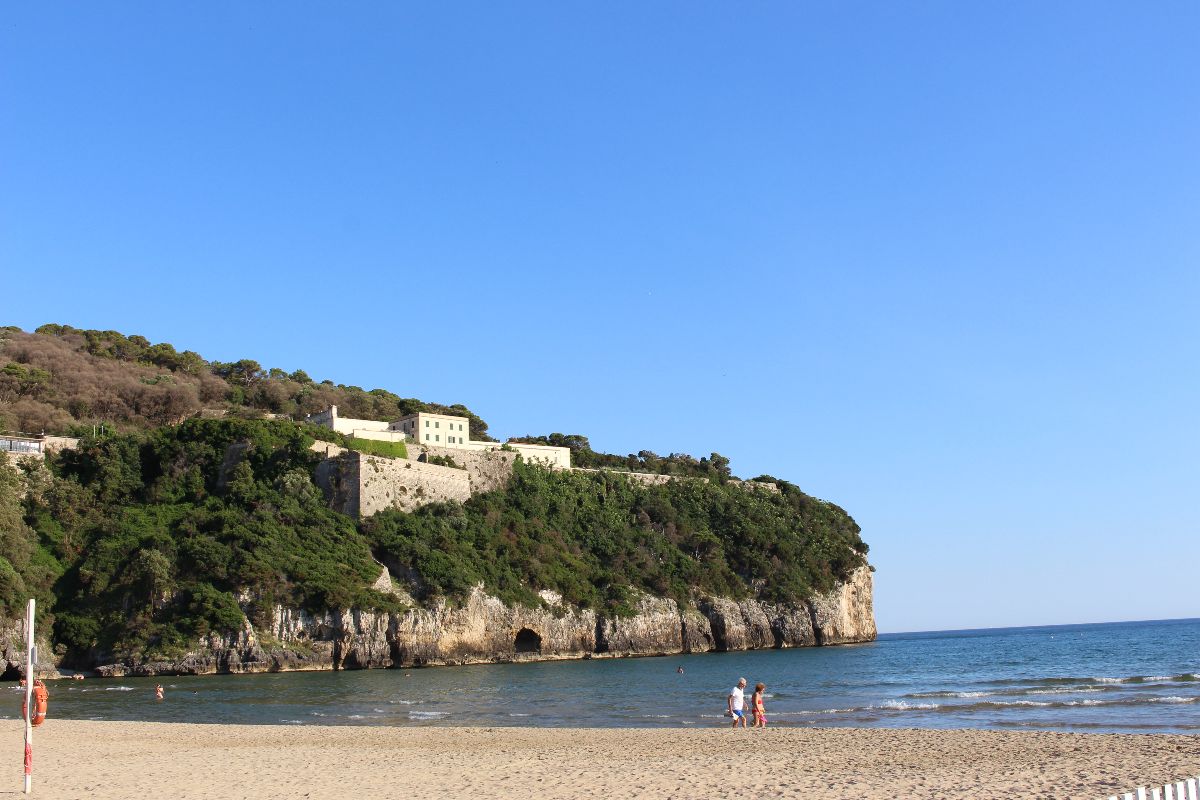 È il borgo con vista mare più bello della regione, ma tutti lo conoscono per le sue fantastiche olive