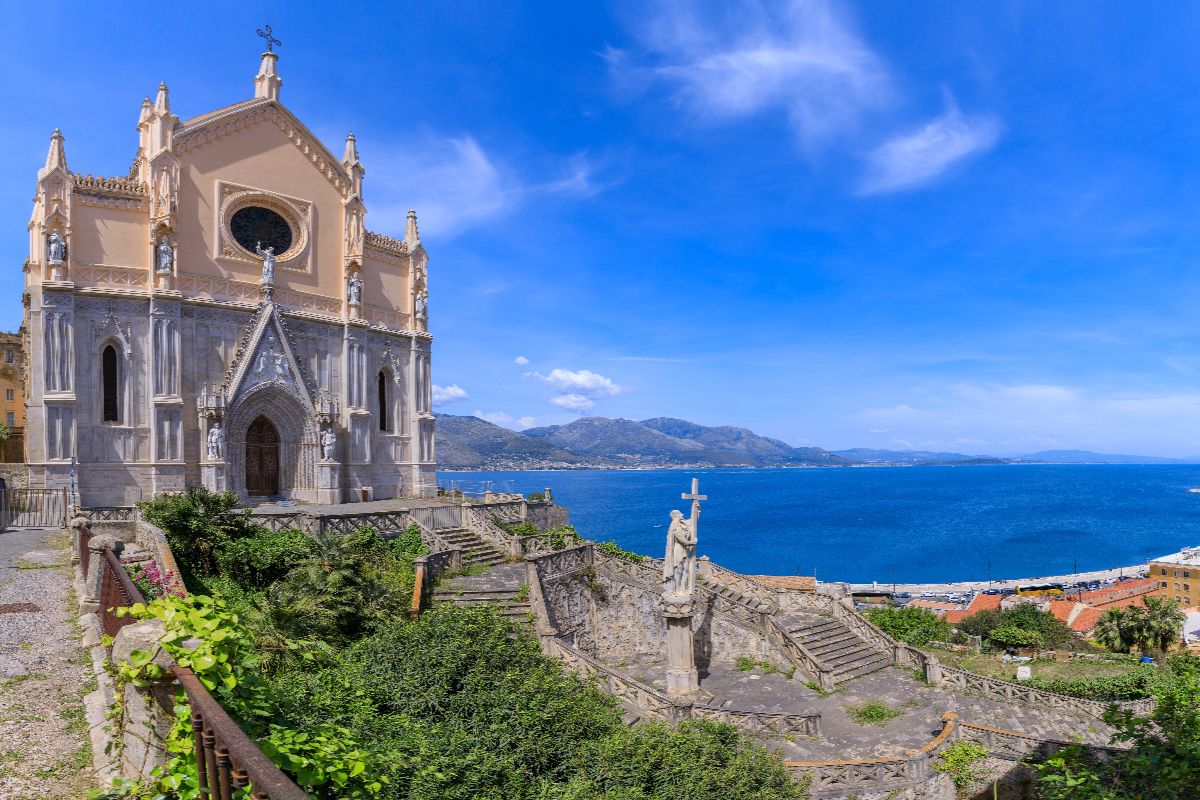 È il borgo con vista mare più bello della regione, ma tutti lo conoscono per le sue fantastiche olive