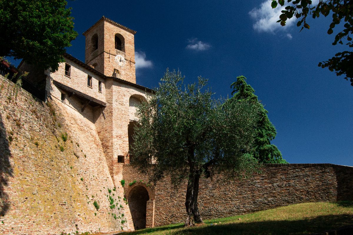 Dove i confini si fondono e la bellezza emerge: in Emilia-Romagna c'è il castello che guarda il mondo dall'alto
