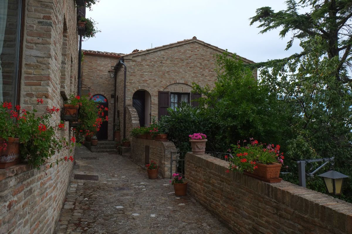 Dove i confini si fondono e la bellezza emerge: in Emilia-Romagna c'è il castello che guarda il mondo dall'alto
