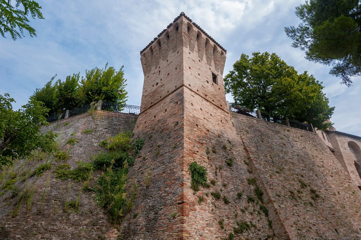 Dove i confini si fondono e la bellezza emerge: in Emilia-Romagna c'è il castello che guarda il mondo dall'alto