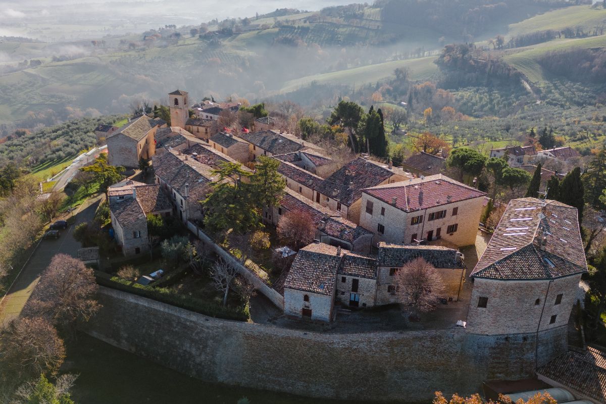 Dove i confini si fondono e la bellezza emerge: in Emilia-Romagna c'è il castello che guarda il mondo dall'alto