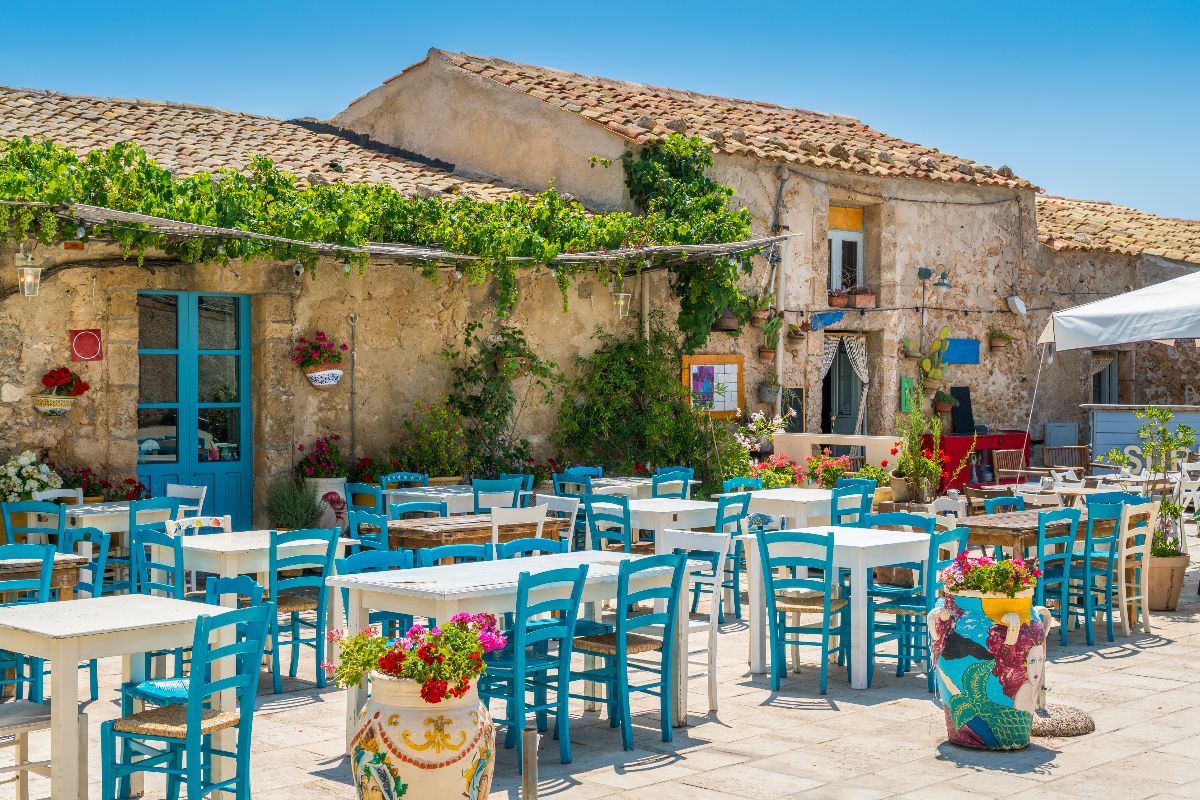 Sembra un borgo arabo ma è la perla della Sicilia: l'antica tonnara dove il tramonto non finisce mai