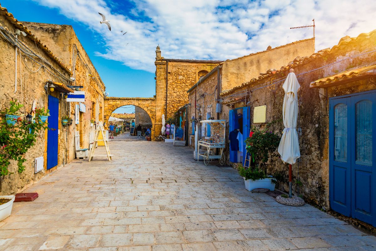 Sembra un borgo arabo ma è la perla della Sicilia: l'antica tonnara dove il tramonto non finisce mai