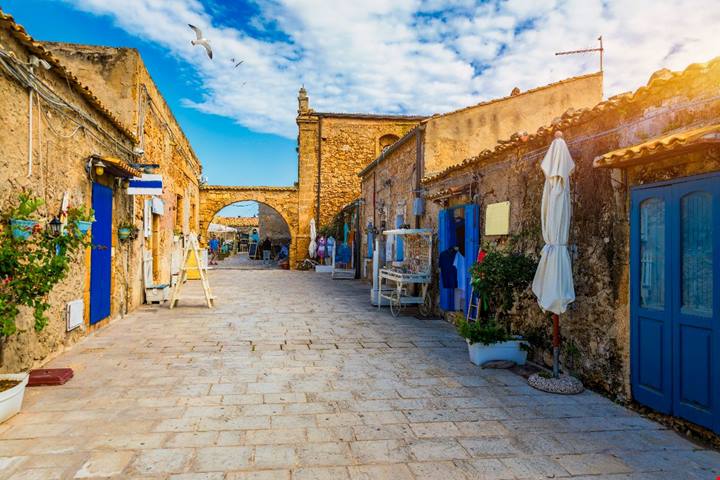 Sembra un borgo arabo ma è la perla della Sicilia: l'antica tonnara dove il tramonto non finisce mai