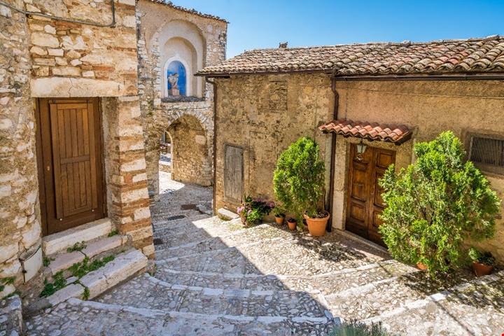 Il lago e la roccia: tra Lazio e Umbria c'è un piccolo borgo dove trascorrere un giorno di totale pace