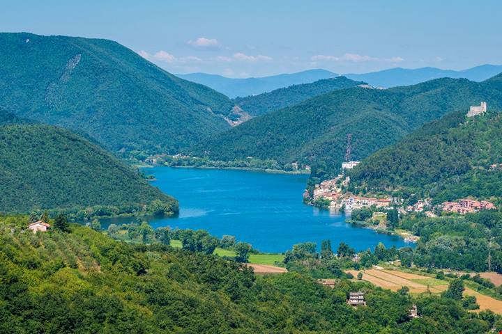 Il lago e la roccia: tra Lazio e Umbria c'è un piccolo borgo dove trascorrere un giorno di totale pace