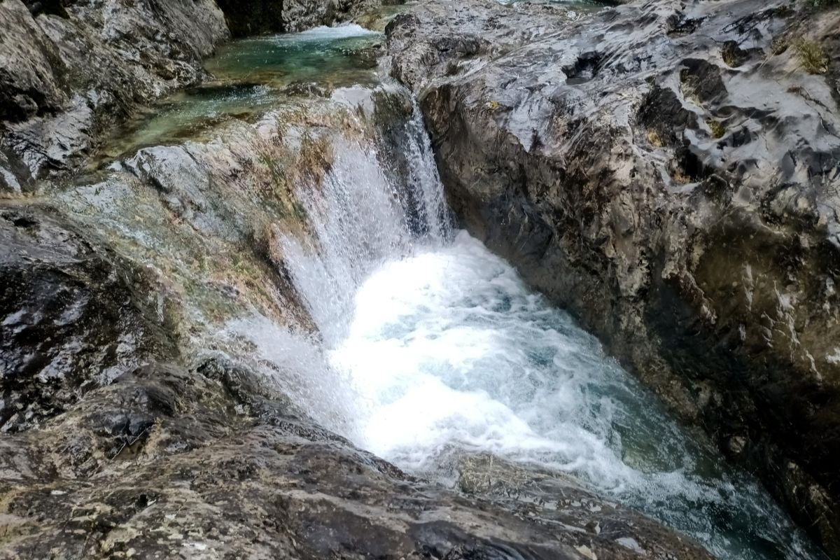 In Liguria ci sono dei laghetti di acqua cristallina perfetti per un bagno: è la vera alternativa alla Riviera