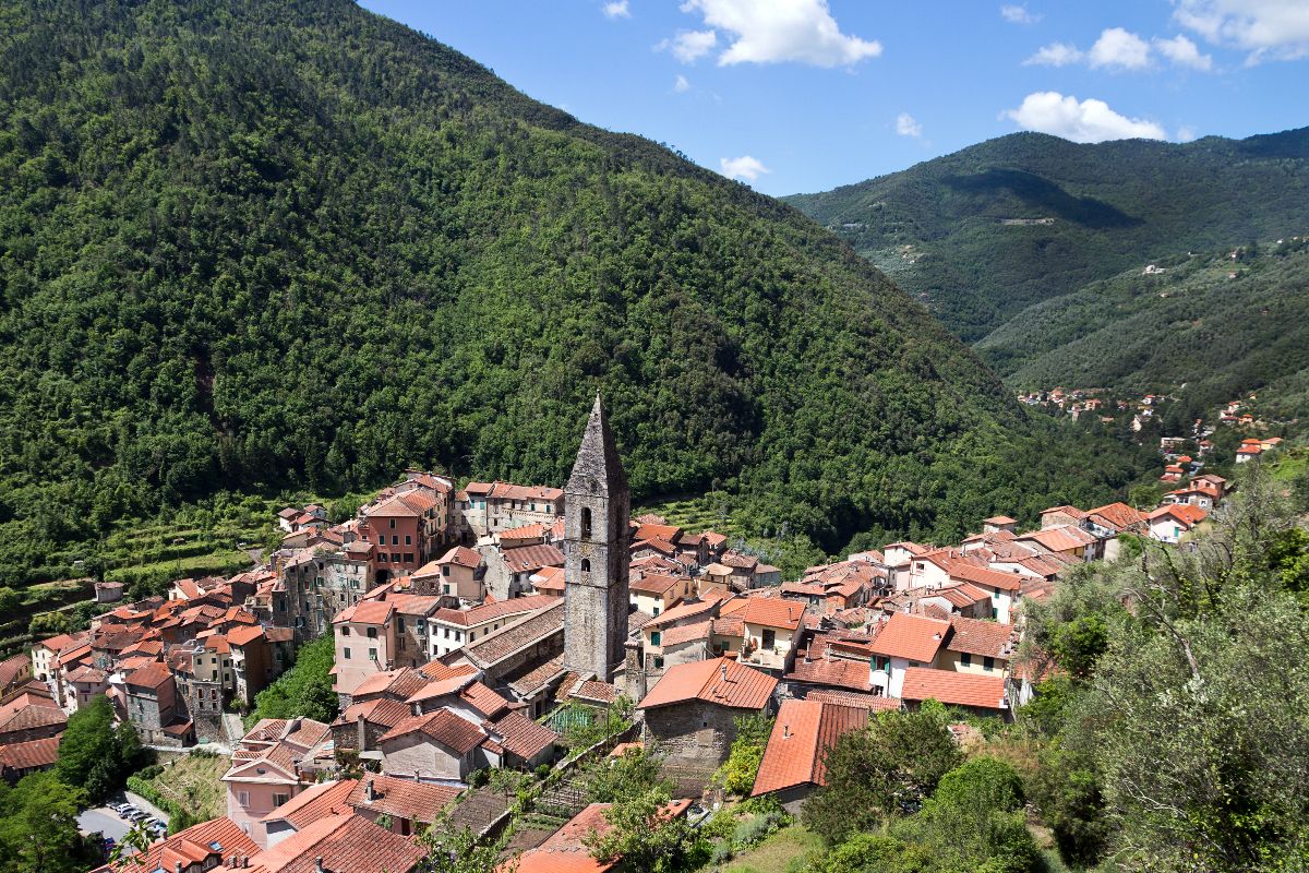 In Liguria ci sono dei laghetti di acqua cristallina perfetti per un bagno: è la vera alternativa alla Riviera