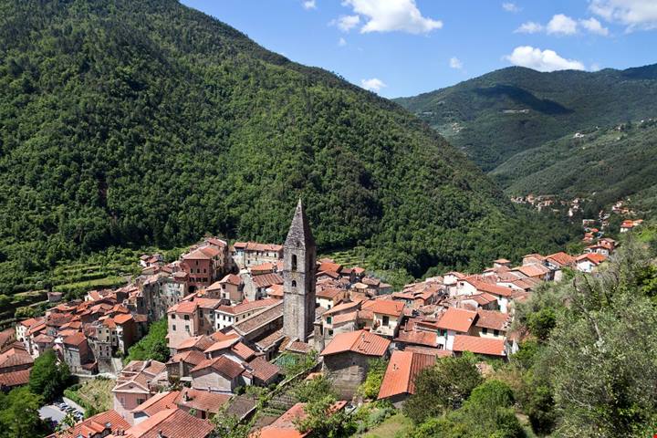 In Liguria ci sono dei laghetti di acqua cristallina perfetti per un bagno: è la vera alternativa alla Riviera