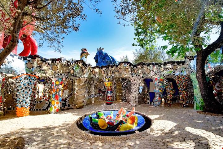 È la piccola Barcellona della Toscana: i colori di questo parco sembrano usciti dalla mente di Gaudì
