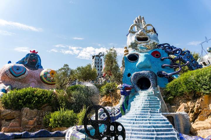 È la piccola Barcellona della Toscana: i colori di questo parco sembrano usciti dalla mente di Gaudì